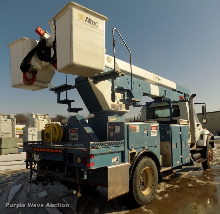 image for item DD2893 2003 International 7400 bucket truck
