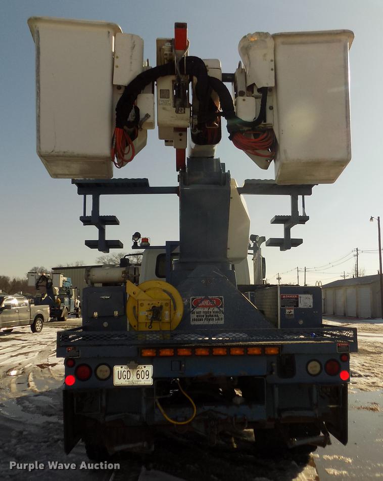 image for item DD2893 2003 International 7400 bucket truck