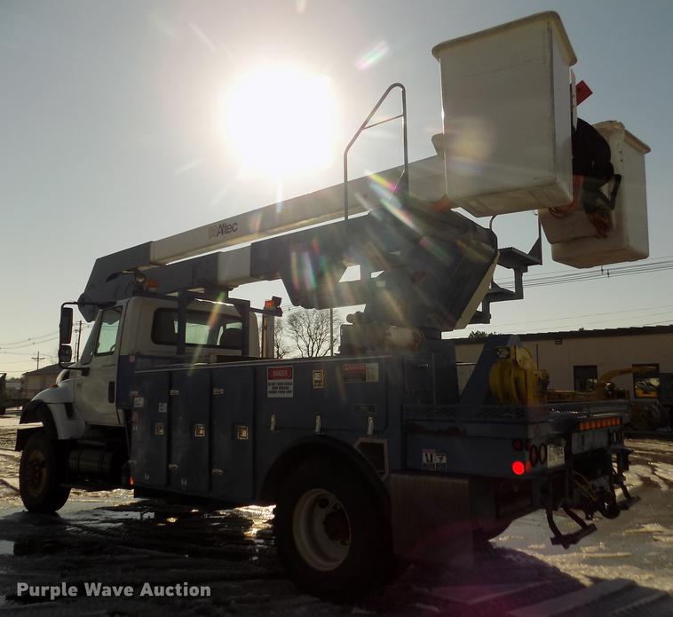 image for item DD2893 2003 International 7400 bucket truck