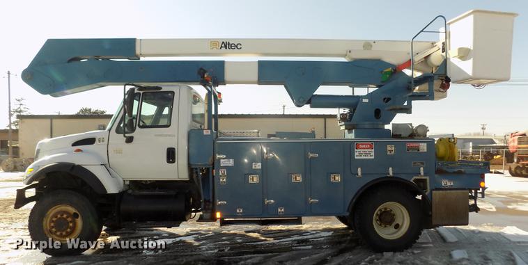image for item DD2893 2003 International 7400 bucket truck