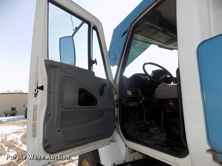 image for item DD2893 2003 International 7400 bucket truck