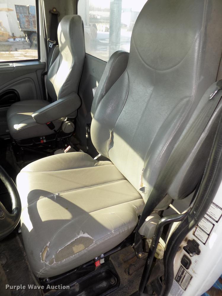 image for item DD2893 2003 International 7400 bucket truck