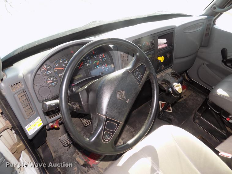 image for item DD2893 2003 International 7400 bucket truck