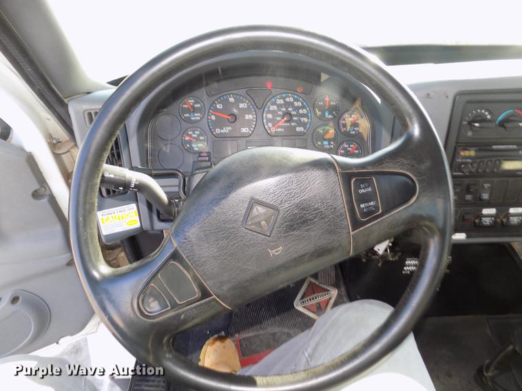 image for item DD2893 2003 International 7400 bucket truck