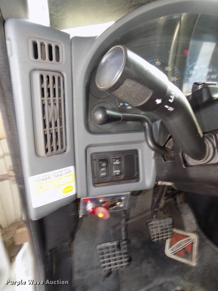 image for item DD2893 2003 International 7400 bucket truck