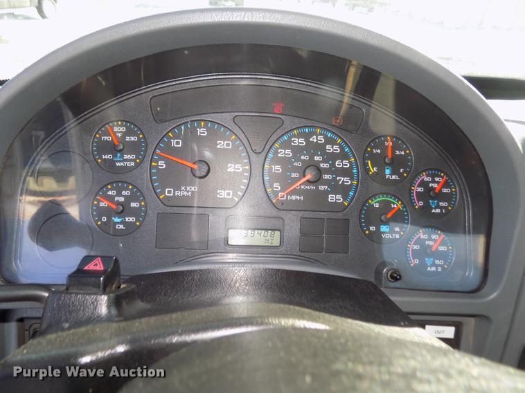 image for item DD2893 2003 International 7400 bucket truck