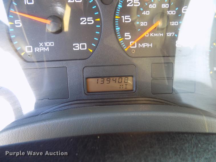 image for item DD2893 2003 International 7400 bucket truck