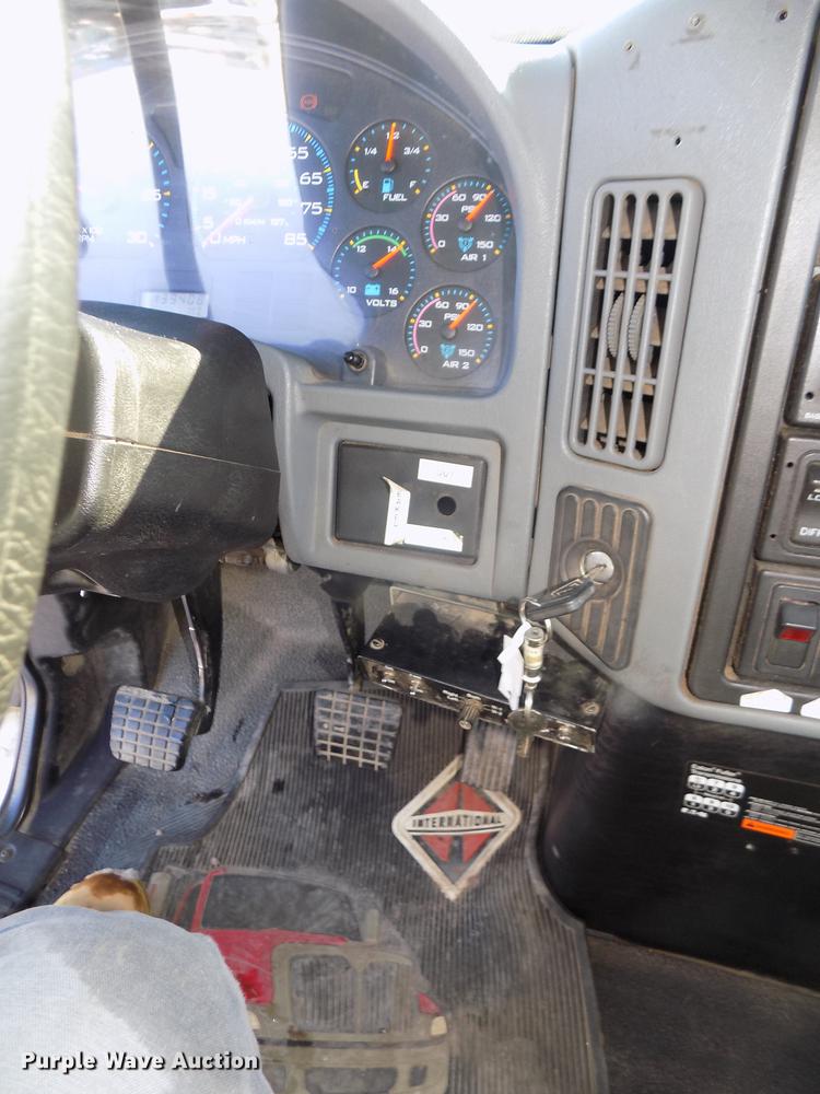 image for item DD2893 2003 International 7400 bucket truck