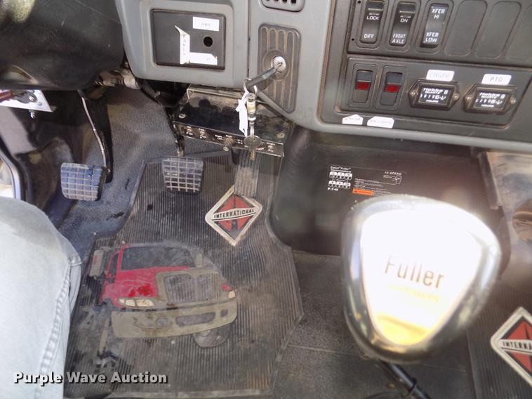 image for item DD2893 2003 International 7400 bucket truck