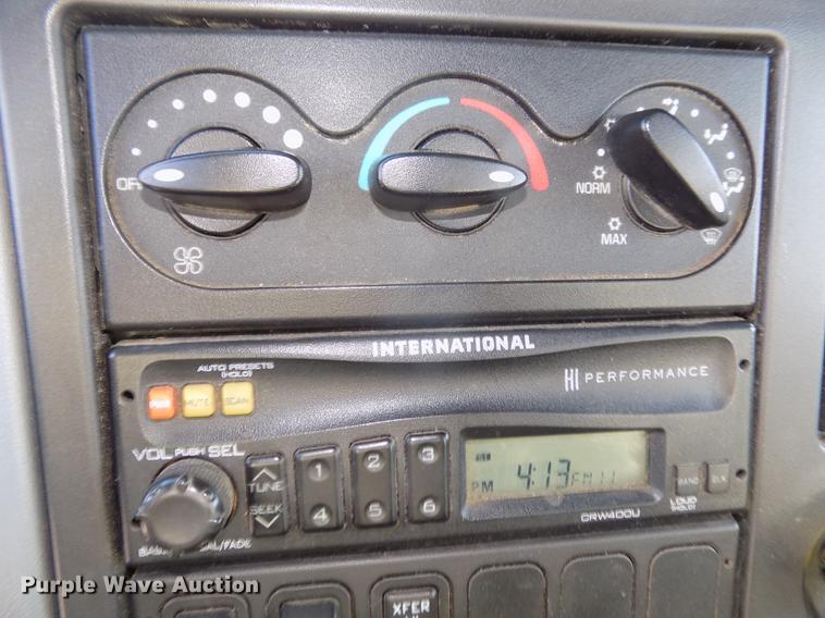 image for item DD2893 2003 International 7400 bucket truck