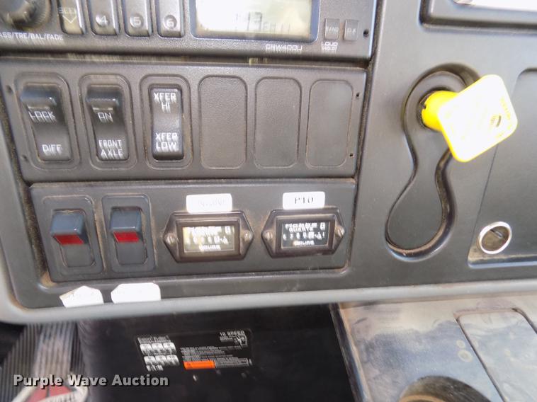 image for item DD2893 2003 International 7400 bucket truck