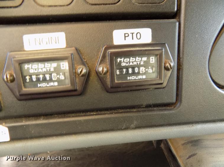 image for item DD2893 2003 International 7400 bucket truck