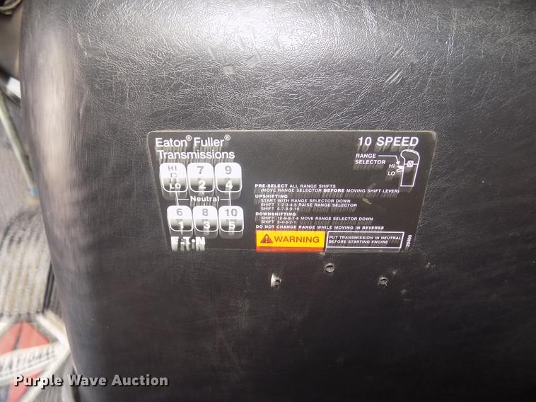 image for item DD2893 2003 International 7400 bucket truck