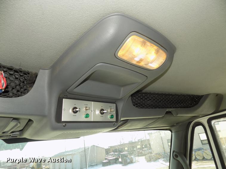 image for item DD2893 2003 International 7400 bucket truck