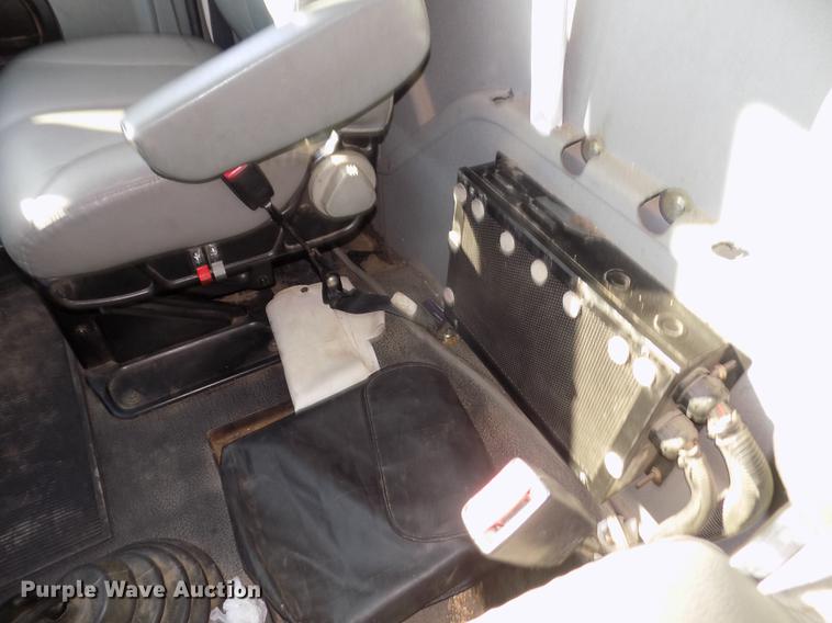 image for item DD2893 2003 International 7400 bucket truck