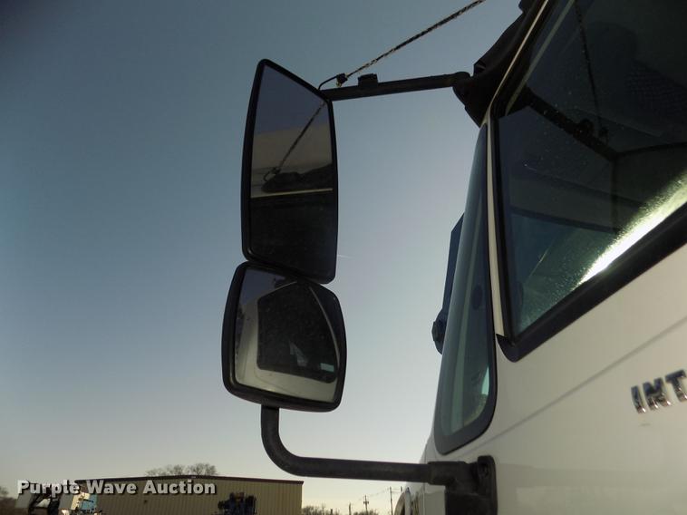 image for item DD2893 2003 International 7400 bucket truck