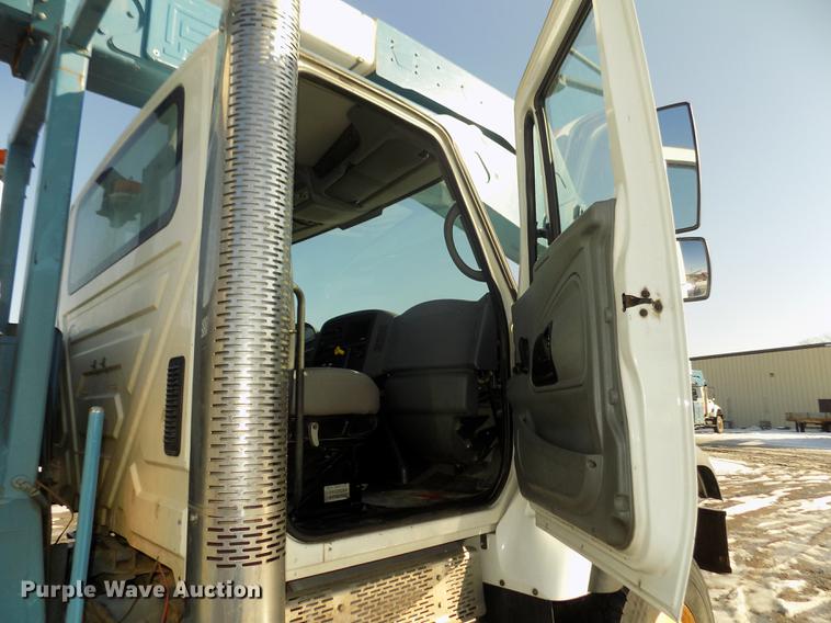 image for item DD2893 2003 International 7400 bucket truck