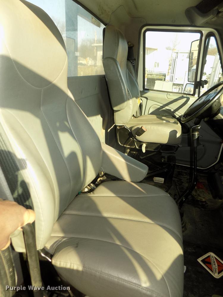 image for item DD2893 2003 International 7400 bucket truck