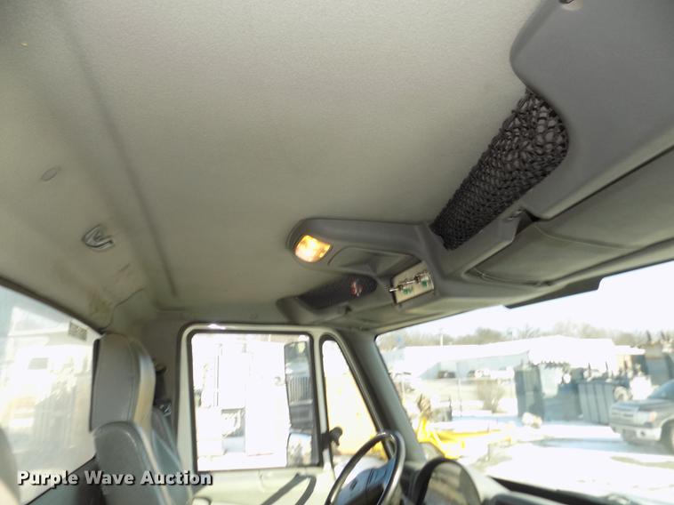 image for item DD2893 2003 International 7400 bucket truck