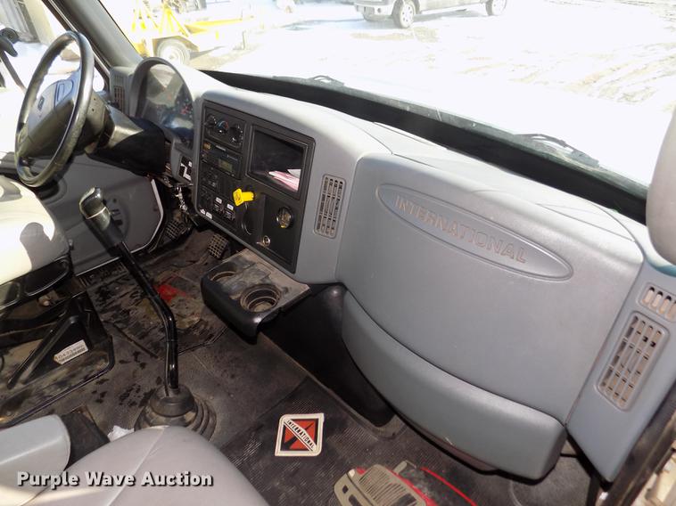 image for item DD2893 2003 International 7400 bucket truck