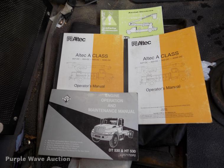 image for item DD2893 2003 International 7400 bucket truck