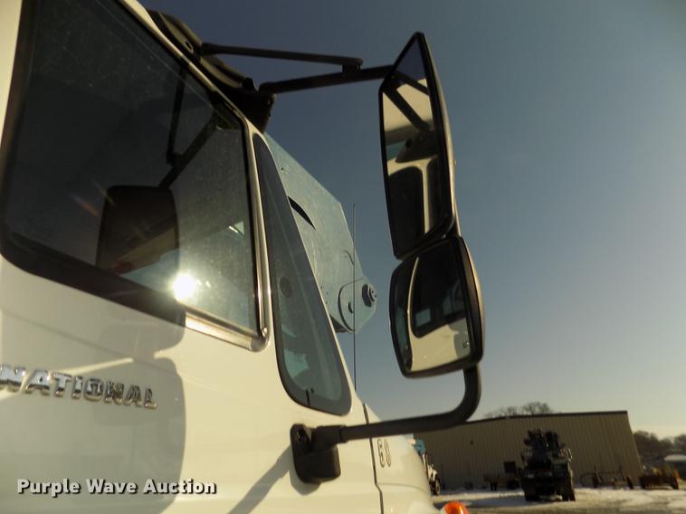 image for item DD2893 2003 International 7400 bucket truck