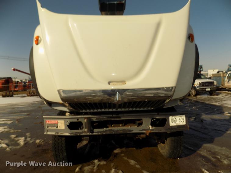 image for item DD2893 2003 International 7400 bucket truck