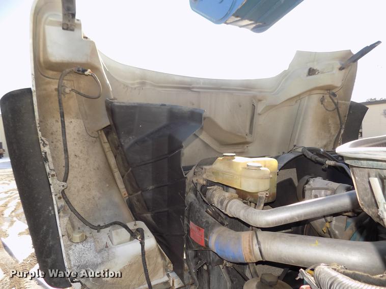 image for item DD2893 2003 International 7400 bucket truck