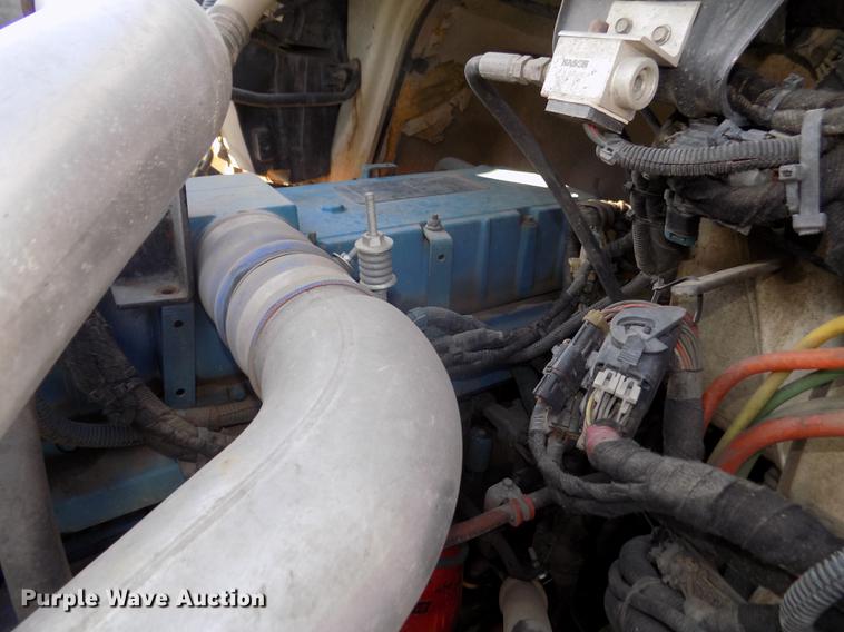 image for item DD2893 2003 International 7400 bucket truck