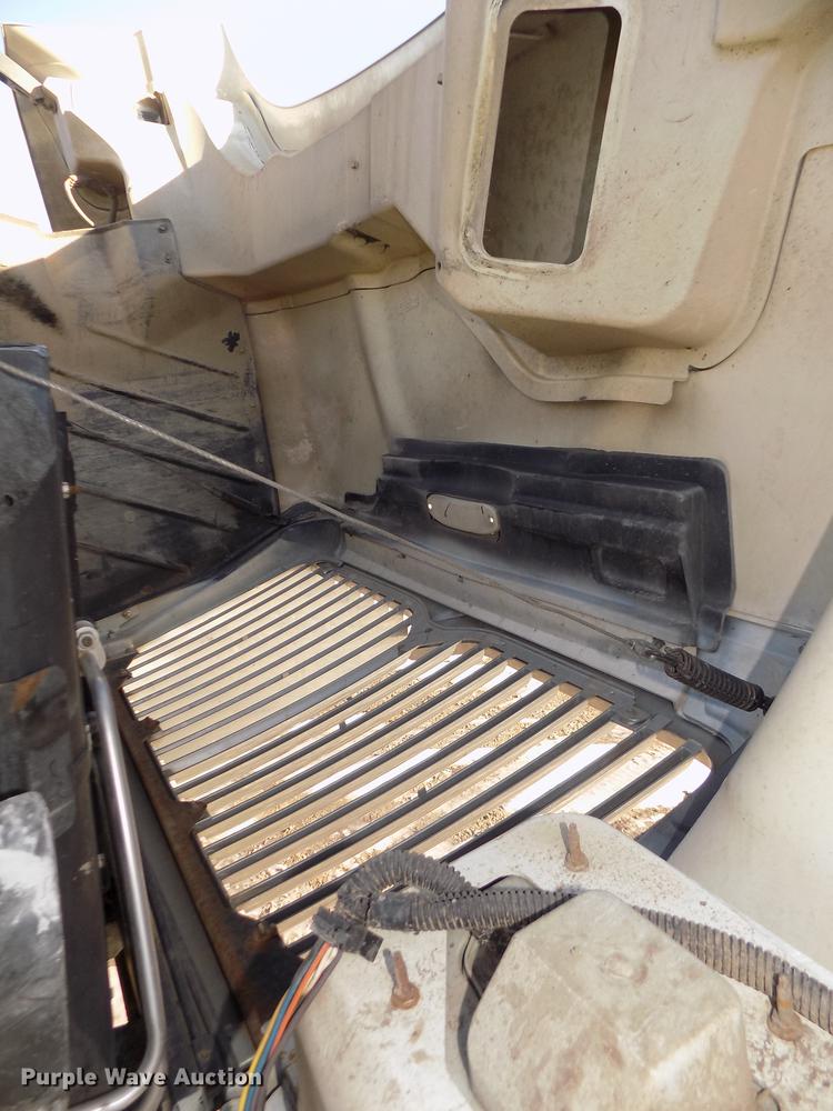 image for item DD2893 2003 International 7400 bucket truck