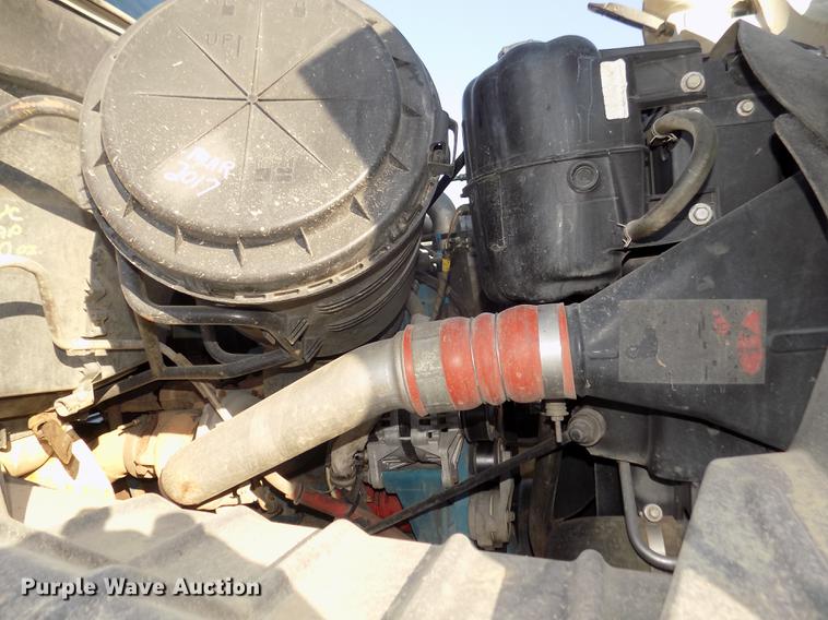 image for item DD2893 2003 International 7400 bucket truck