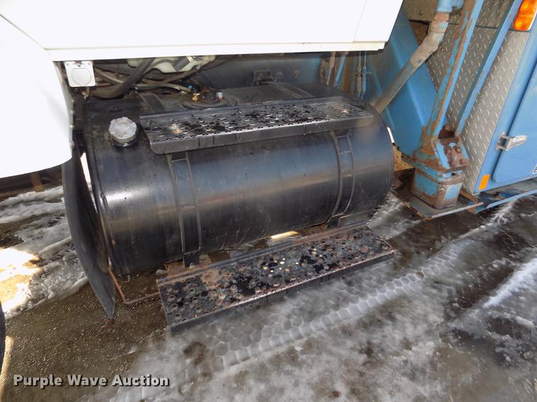 image for item DD2893 2003 International 7400 bucket truck