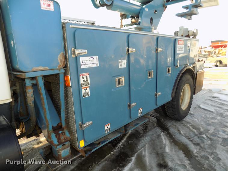image for item DD2893 2003 International 7400 bucket truck
