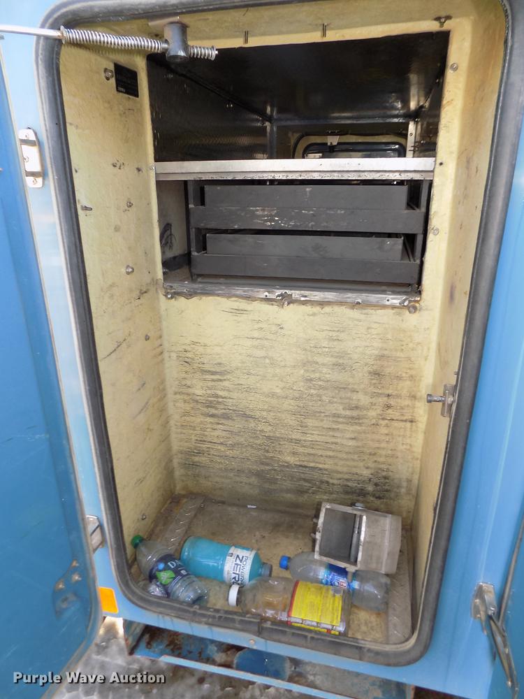 image for item DD2893 2003 International 7400 bucket truck