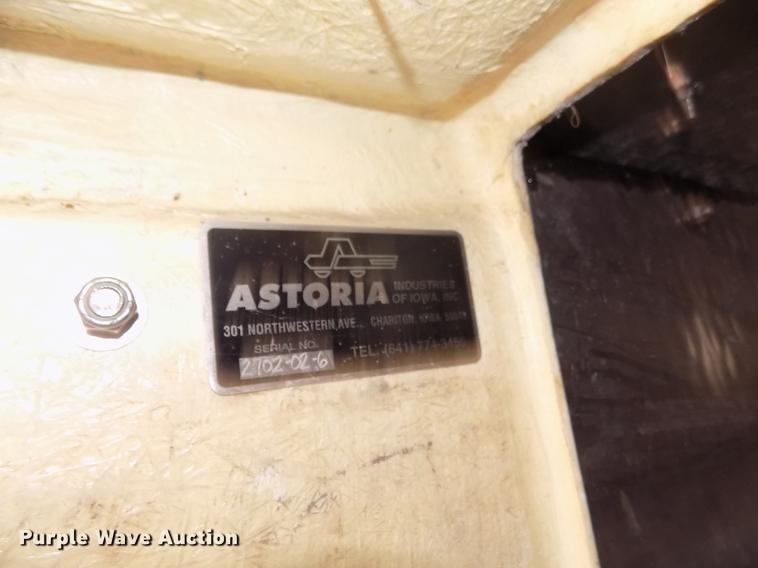 image for item DD2893 2003 International 7400 bucket truck