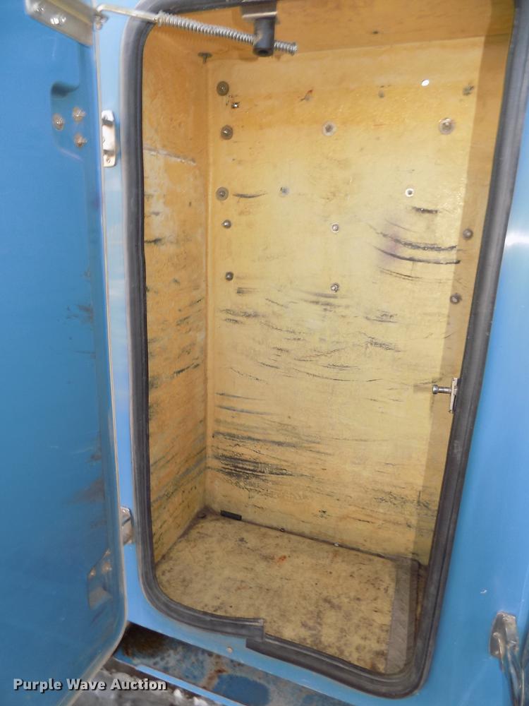 image for item DD2893 2003 International 7400 bucket truck