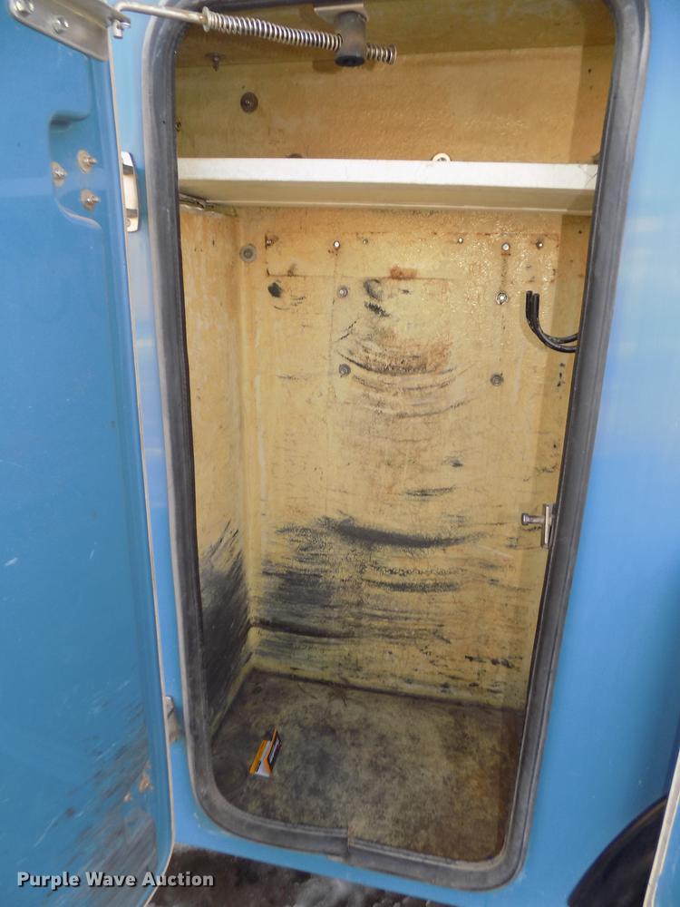 image for item DD2893 2003 International 7400 bucket truck