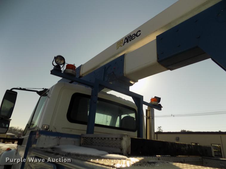 image for item DD2893 2003 International 7400 bucket truck