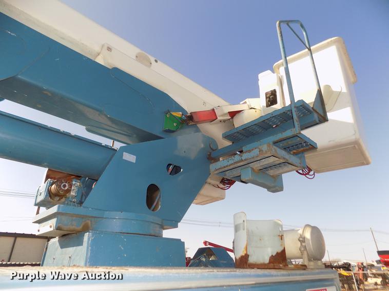 image for item DD2893 2003 International 7400 bucket truck