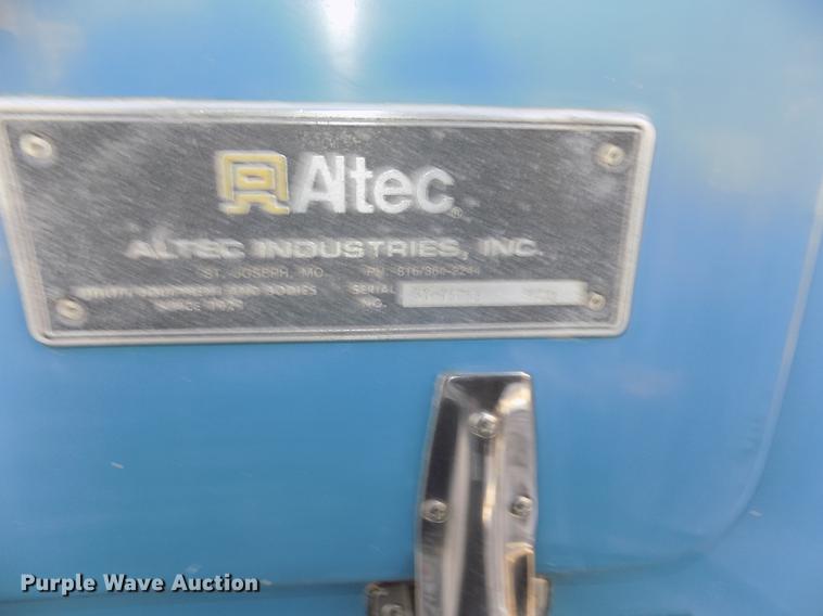 image for item DD2893 2003 International 7400 bucket truck