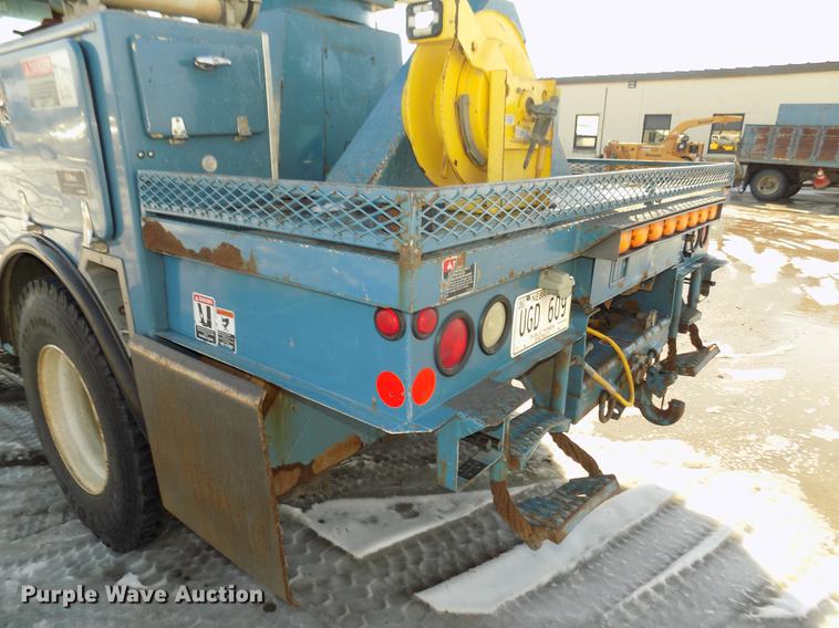 image for item DD2893 2003 International 7400 bucket truck