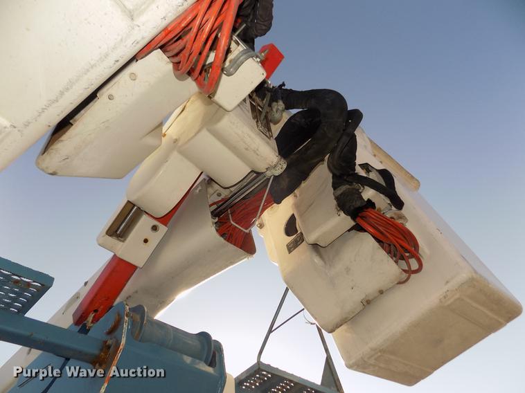 image for item DD2893 2003 International 7400 bucket truck