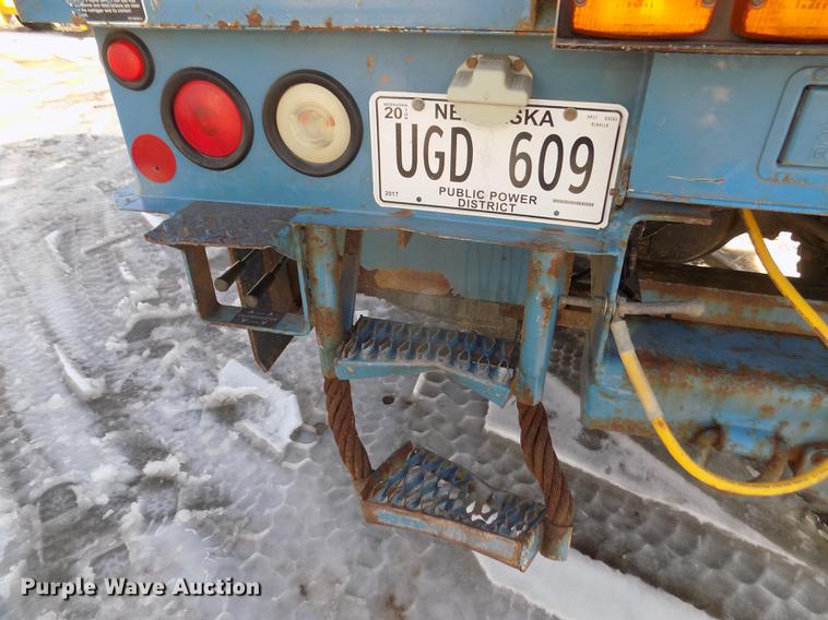 image for item DD2893 2003 International 7400 bucket truck