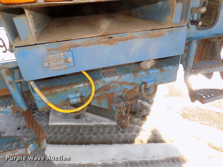 image for item DD2893 2003 International 7400 bucket truck