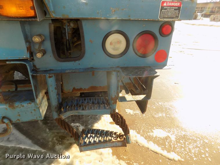 image for item DD2893 2003 International 7400 bucket truck