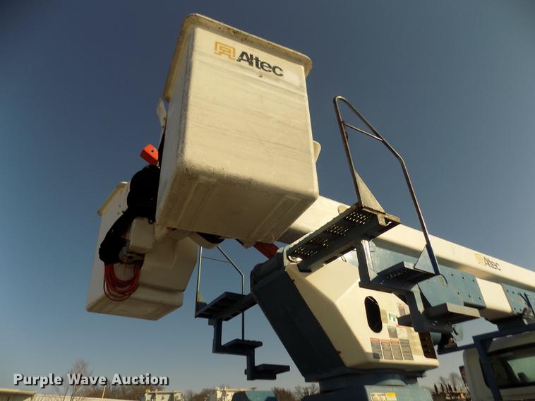 image for item DD2893 2003 International 7400 bucket truck