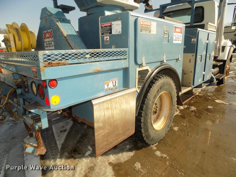image for item DD2893 2003 International 7400 bucket truck