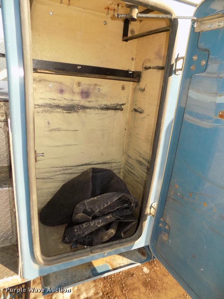 image for item DD2893 2003 International 7400 bucket truck