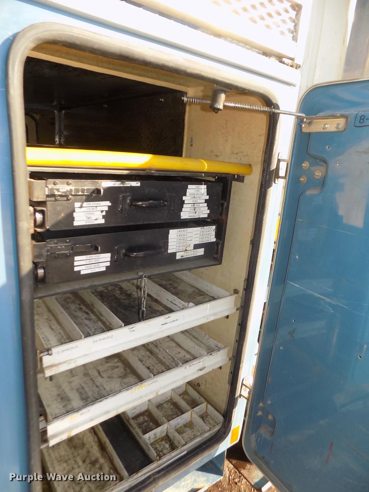 image for item DD2893 2003 International 7400 bucket truck