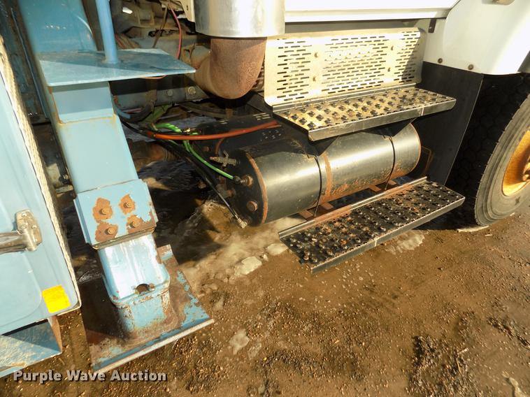 image for item DD2893 2003 International 7400 bucket truck